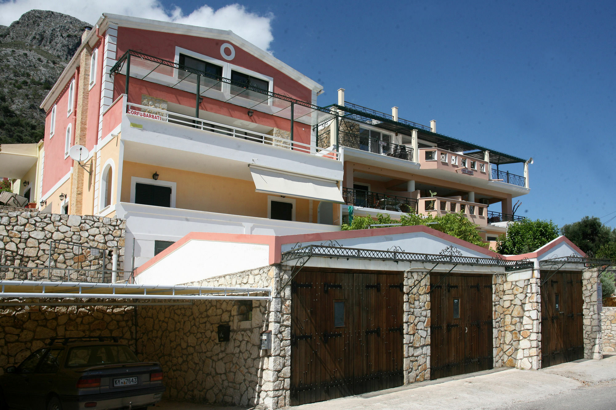 Sarakinos Apartments บาร์บาตี ภายนอก รูปภาพ